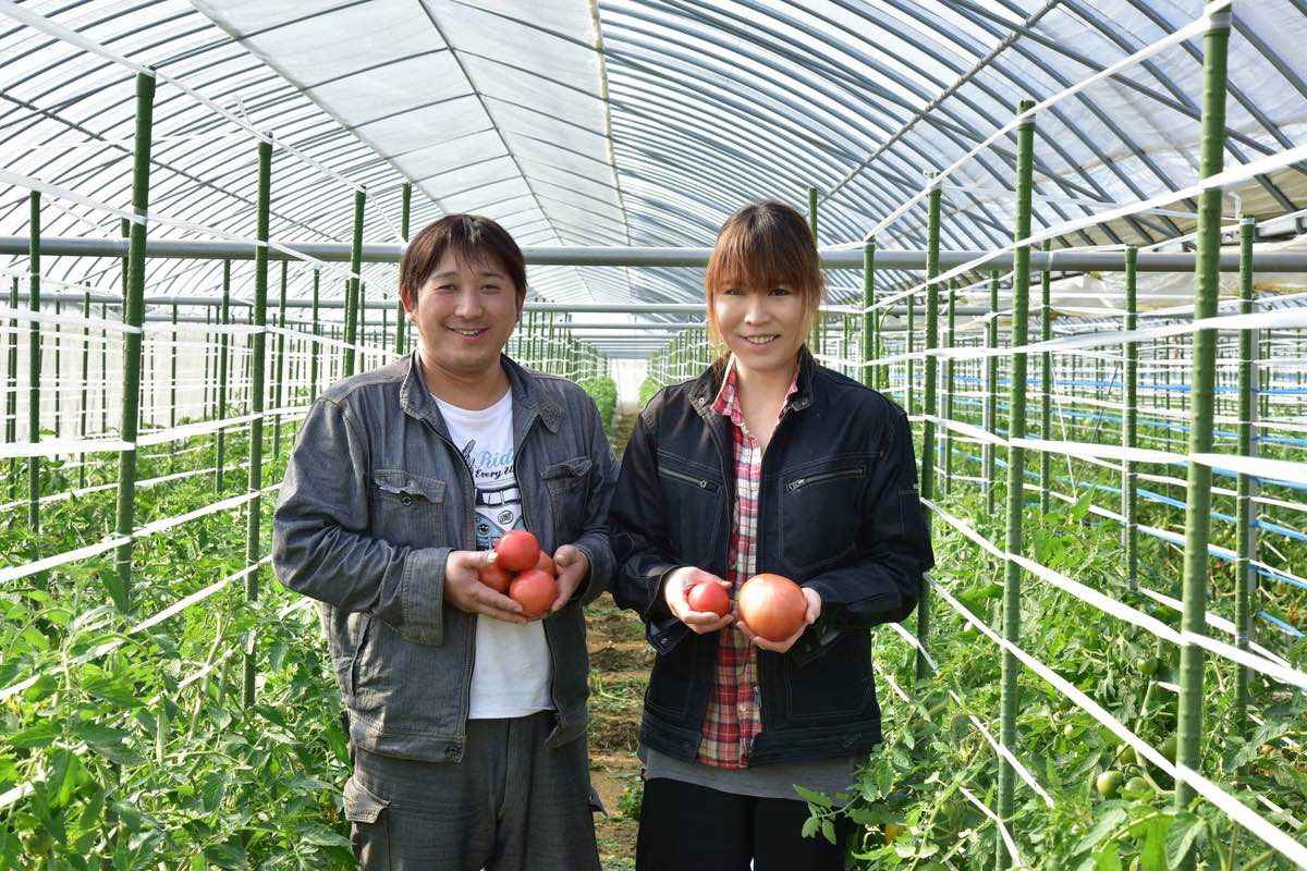 トマトを持つ農業女子