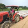 赤いトラクターに乗る農業女子